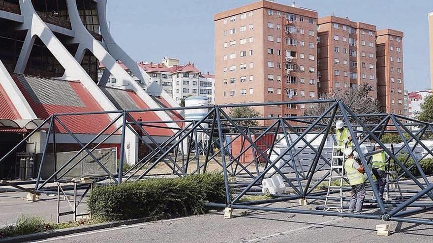 Trabajadores ensamblando ayer la malla espacial que se instalará en la grada de Río. // J. Lores