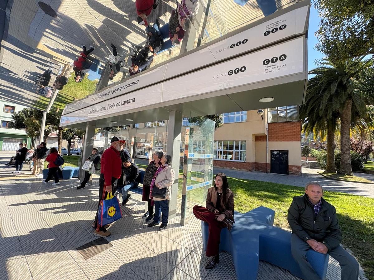 Viajeros esperando el autobús en el intercambiador de la calle Río Cares, en Pola de Laviana