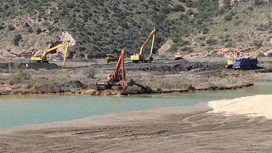 Las máquinas trabajando ayer en la bahía de Portmán.