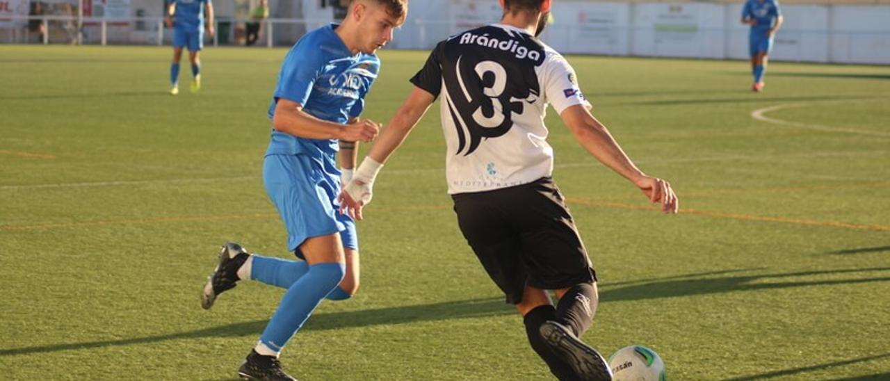 El Benigànim y el CD Ontinyent en un lance del partido en el Municipal.