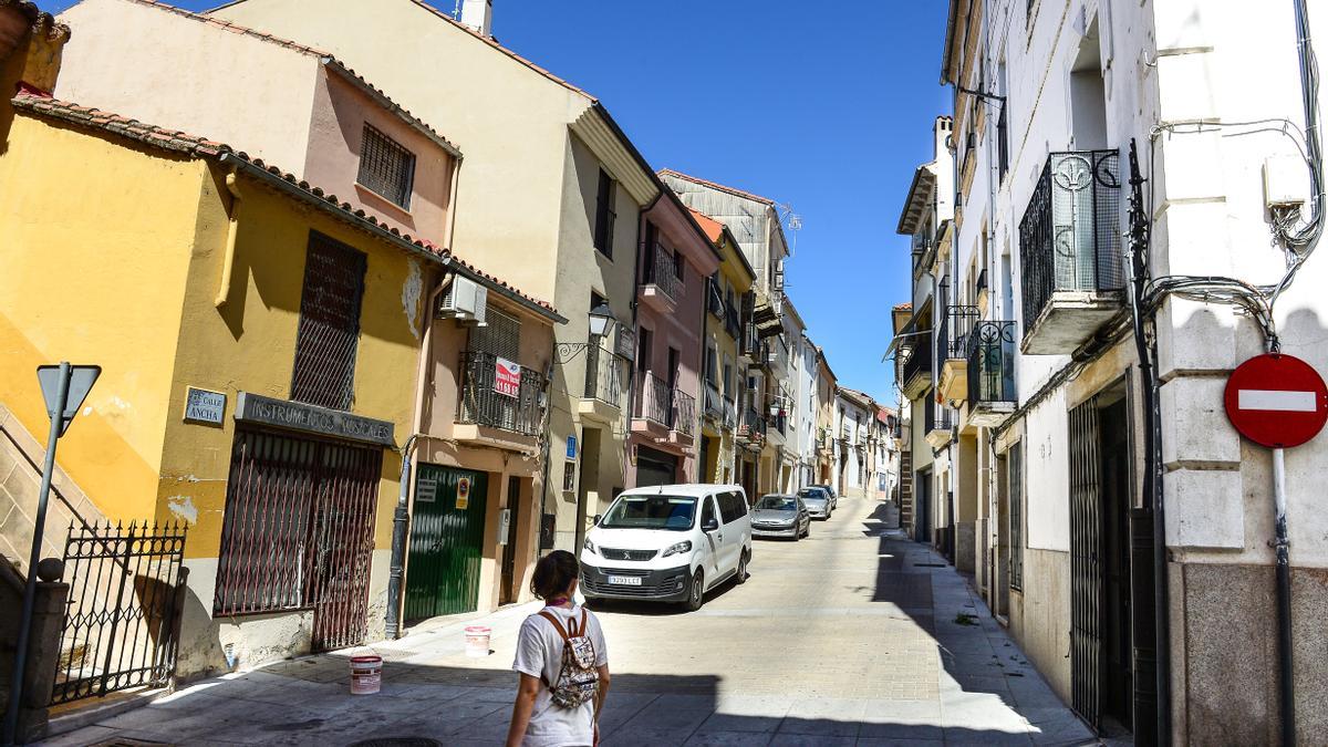 Calle Ancha de Plasencia, donde ha aparecido un hombre muerto en su vivienda.