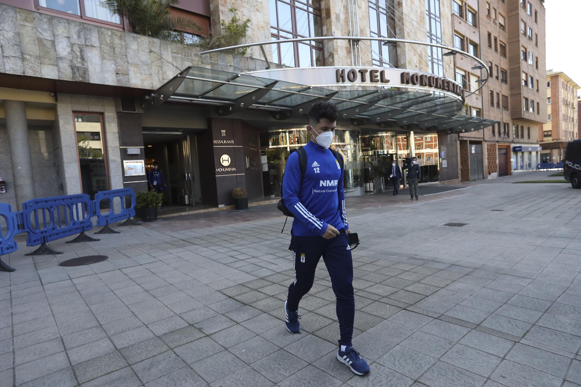 Así fue la salida de los jugadores del Real Oviedo hacia Gijón