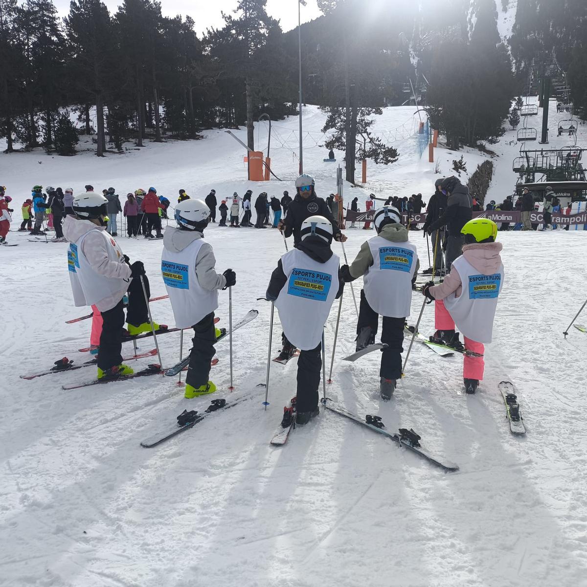 Un grup d'alumnes participen en el programa Esport Blanc Escolar, la Molina.