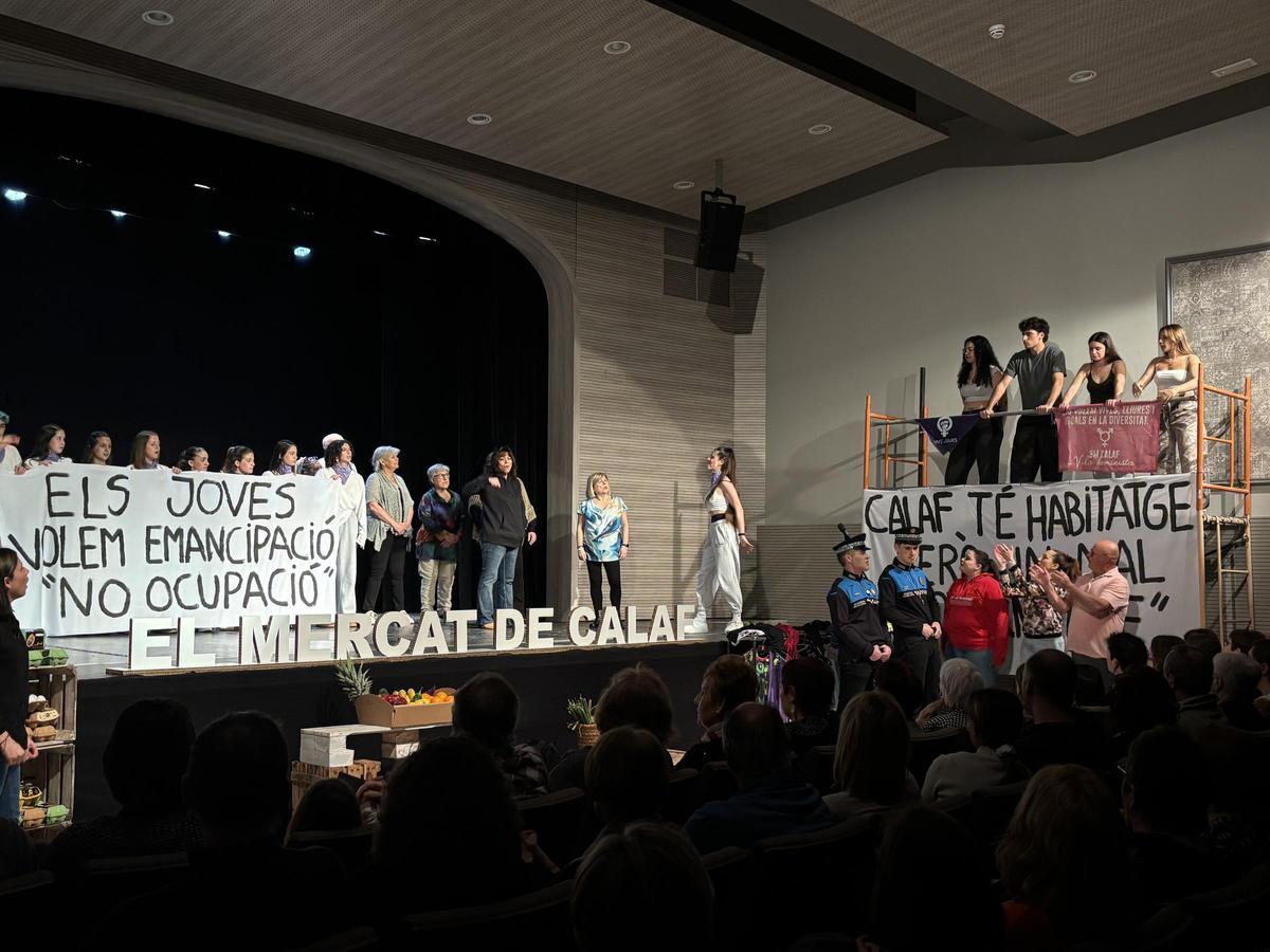 L’obra també ironitza sobre el debat de l’habitatge al poble