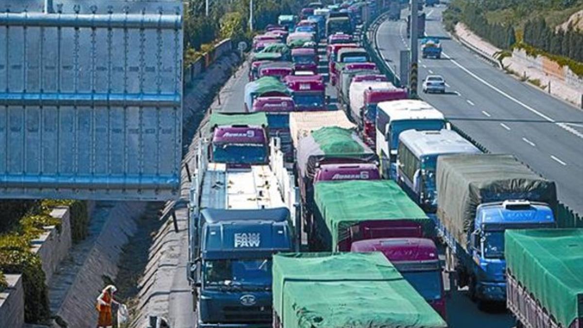 Vista de la interminable cola de camiones en la autopista.