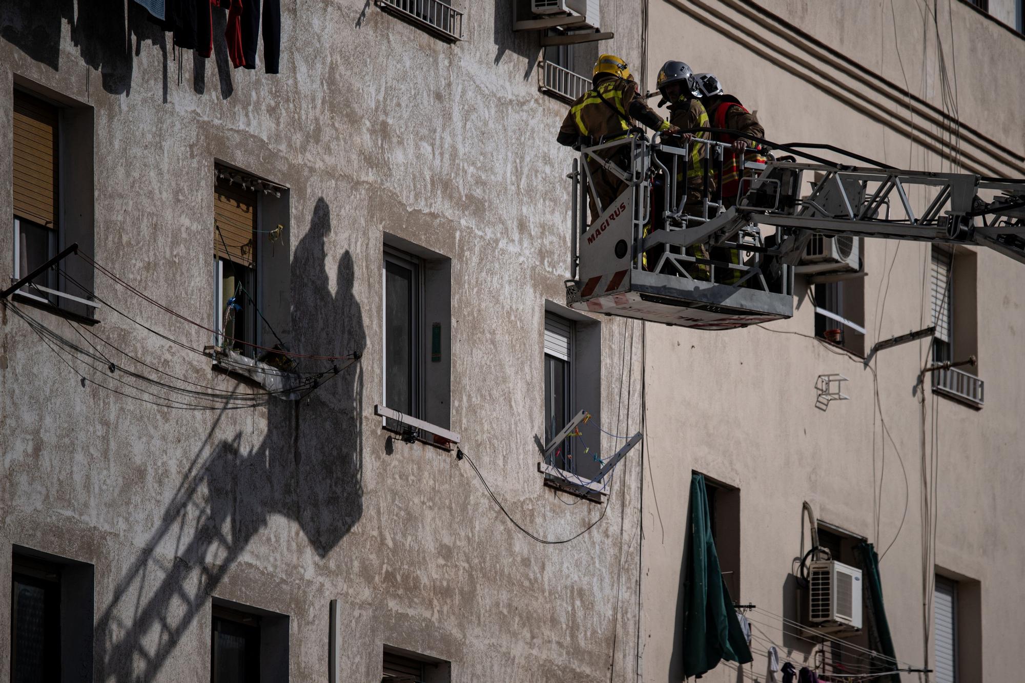 Varios bomberos trabajan tras el derrumbe de un edificio en Badalona.