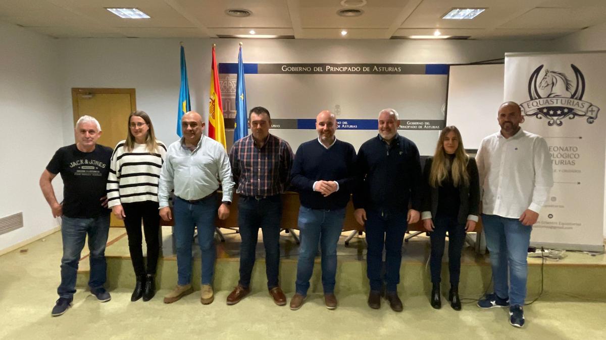 Los concejales de Cangas del Narcea José Manuel Menéndez y Cristina Vega, también diputada regional del PP; el edil tinetense Luis López, el presidente de EQTineo, Paulino Álvarez; Marcos da Rocha, Agustín Menéndez, Marta Cano, presidenta de Equasturias; y el edil de Belmonte Armando Fernández, en el acto de presentación del campeonato.