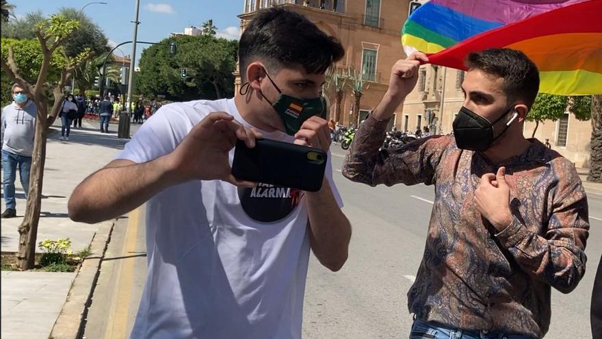 Simpatizantes de Vox increpan a un joven homosexual durante la manifestación
