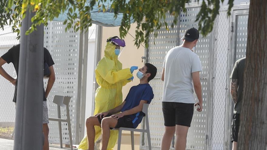 Sanitarios hacen una PCR en el hospital de campaña de la Fe de València