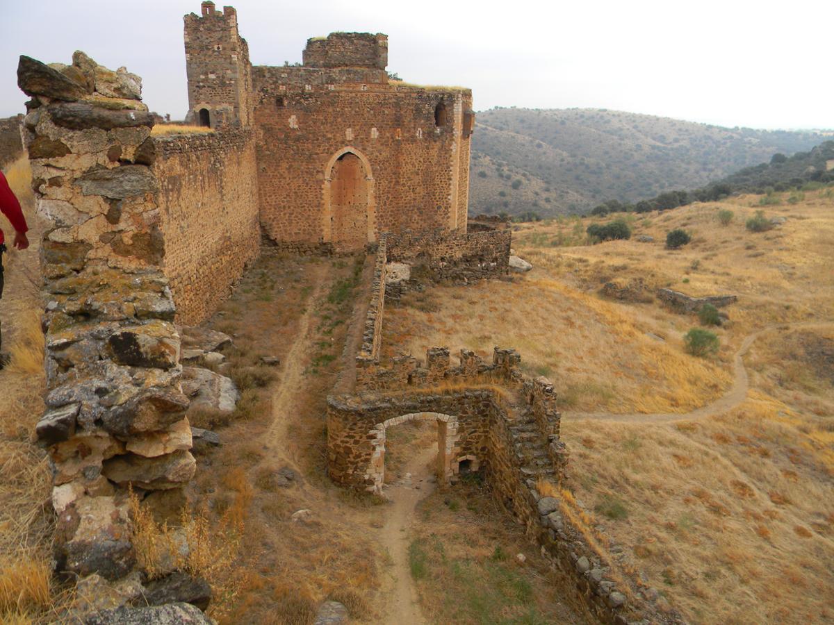 Castillo de Montalbán y sus murallas.