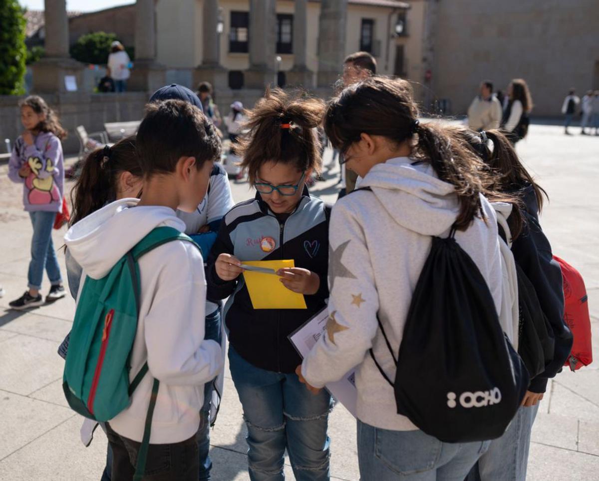 Un grupo de alumnos descubre una pista del «scape street». | Emilio Fraile