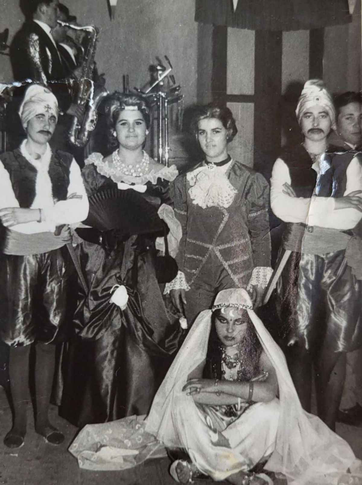 La autora (segunda por la derecha), en Carnavales. | Cedida