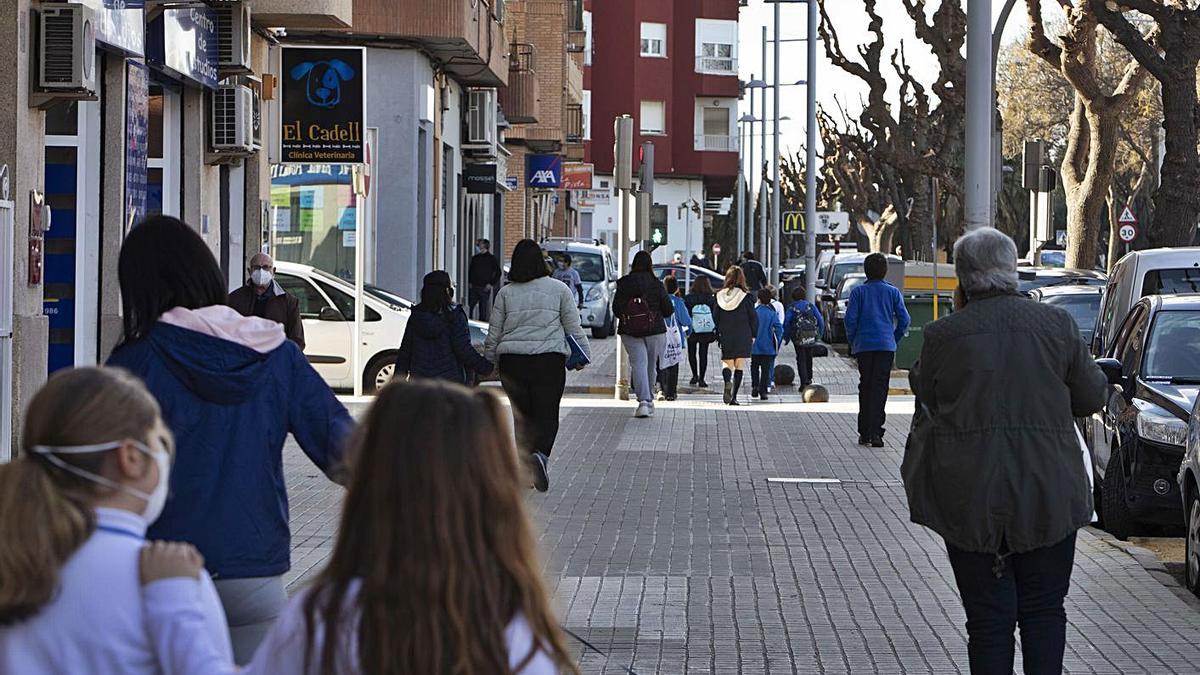 Alumnos del Colegio Claret vuelven a casa a la salida de las clases, en una imagen de ayer. | PERALES IBORRA