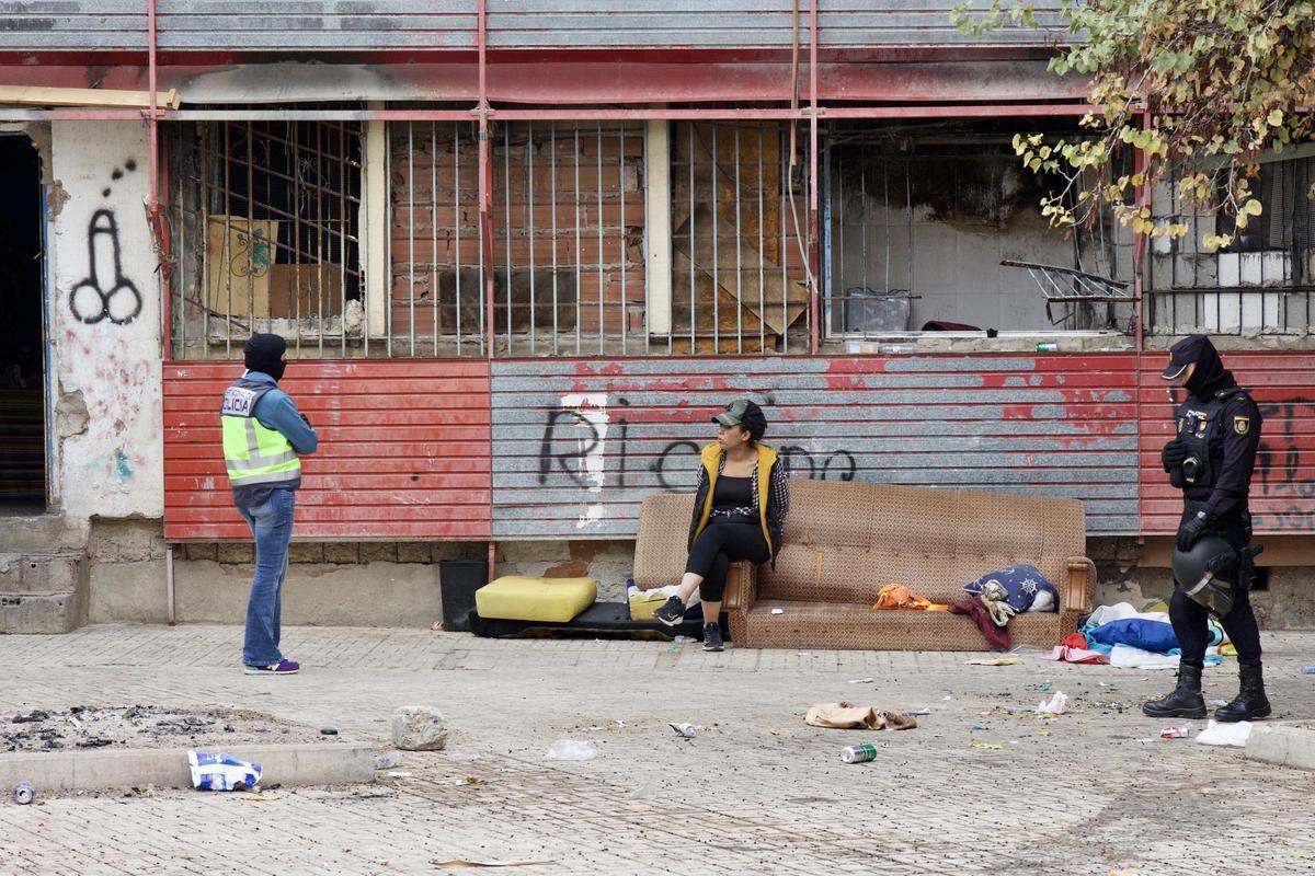 Agentes de la Policía Nacional, este lunes por la mañana en La Paz.