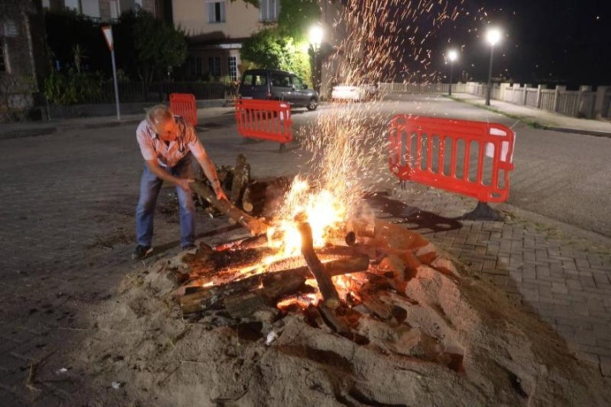 Algunas de las imágenes que deja la fiesta de San Juan en O Salnés.