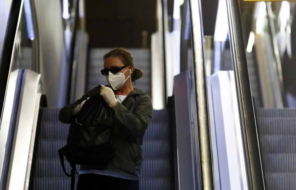 Medidas de seguridad y reparto de mascarillas en el metro de Málaga.