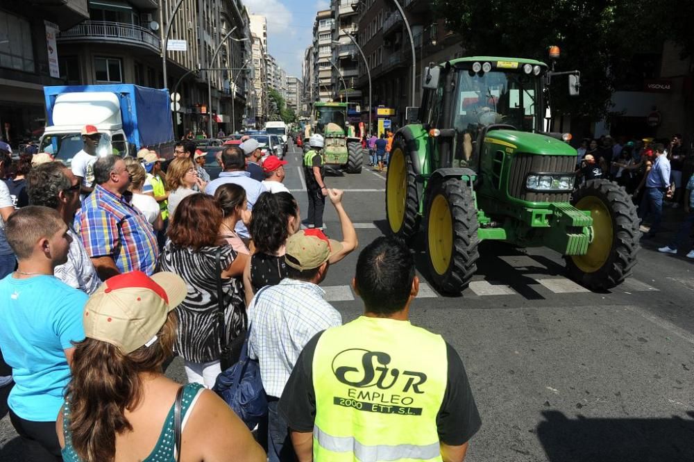 La Gran Vía de Murcia, paralizada por los agricultores