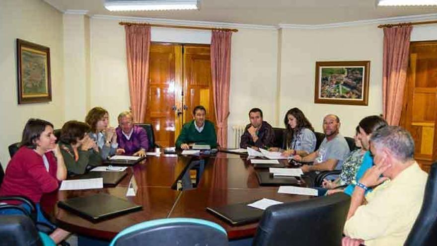 Reunión de los responsables de Adata con promotores en Tábara.