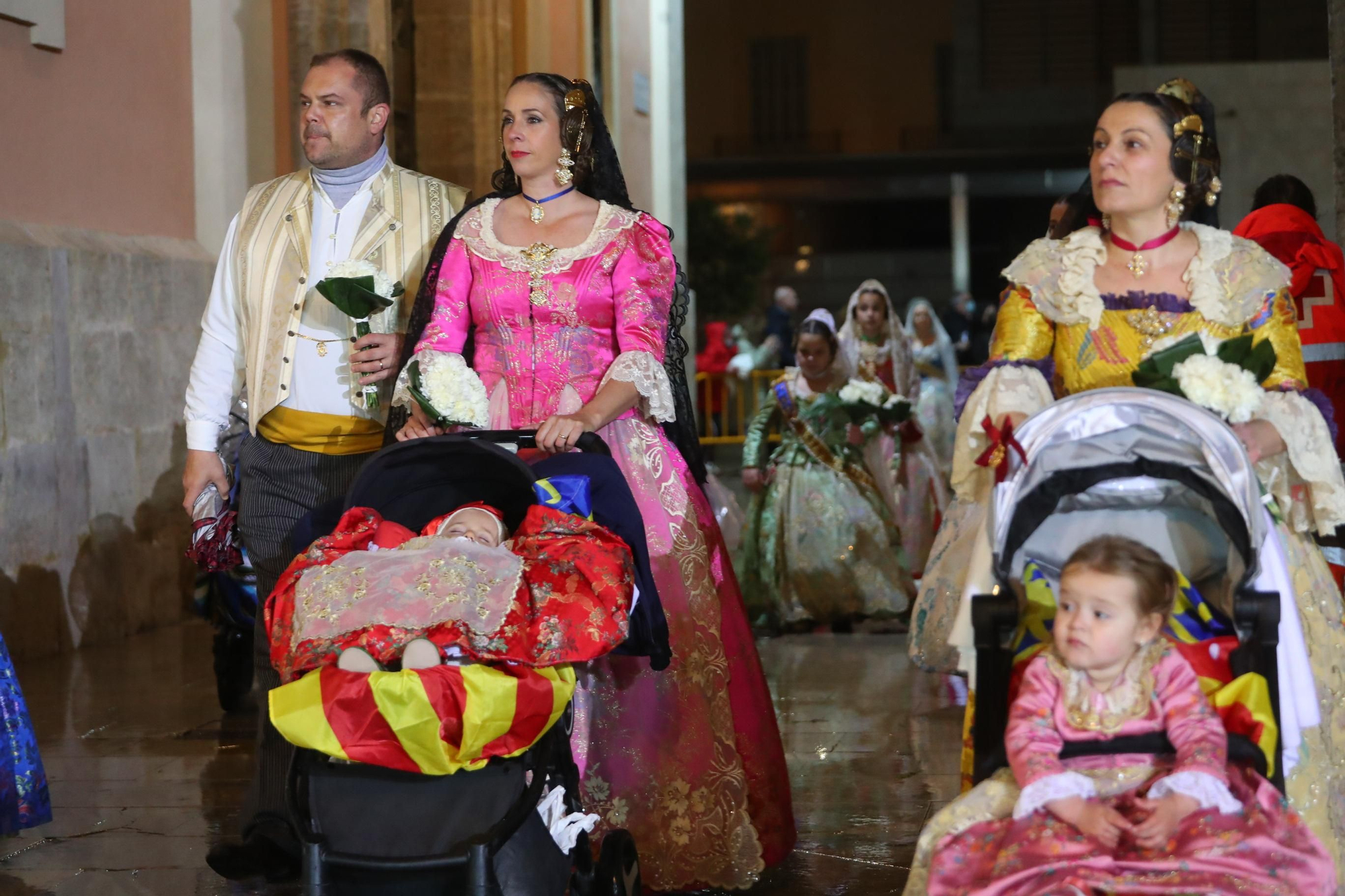 Búscate en el primer día de ofrenda por la calle de la Paz (entre las 21:00 a las 22:00 horas)