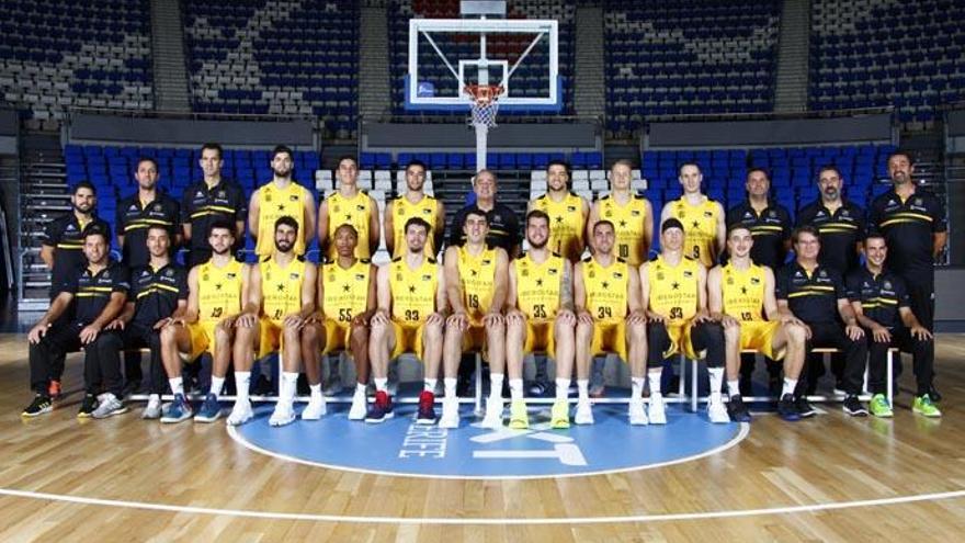 Plantilla y cuerpo técnico del Iberostar Tenerife 19/20, posando en el Santiago Martín.