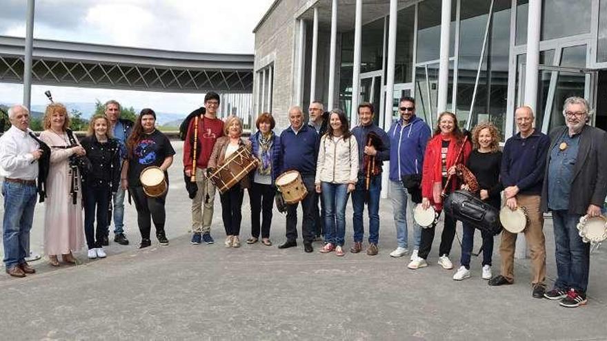 Germen de una banda tradicional propia | El Aula de Música y Baile Tradicional Gallego surgió el curso pasado con la intención de crear un grupo estable en el campus vigués. Se llaman Son da Lagoa, su profesor es un exalumno, Álvaro Rodríguez, y se estrenaron con una actuación el Día das Letras Galegas. También se imparte durante todo el año y es el único que tiene la matrícula abierta.