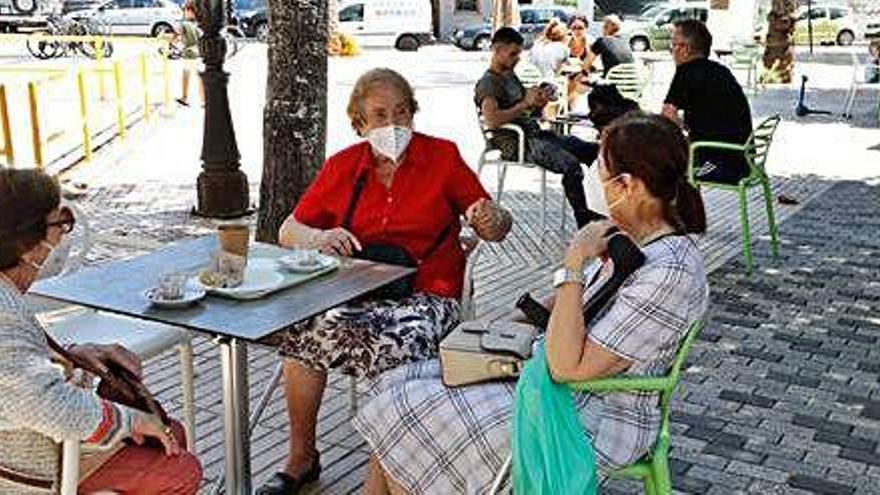 En una terraza se deberá llevar hasta el momento en que el cliente empiece a comer y a beber.