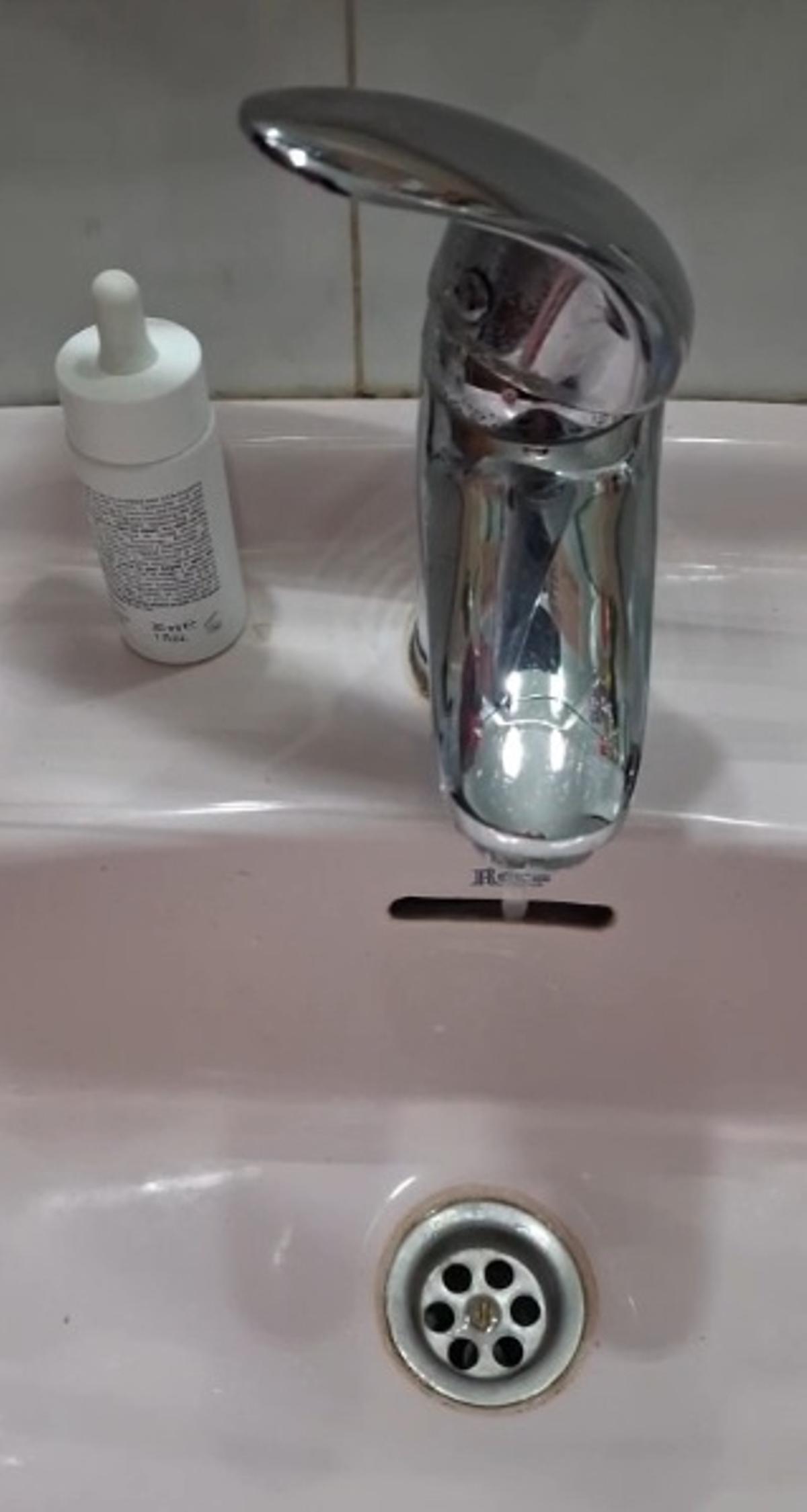 Un grifo de una casa de Carracedo, en el que apenas gotea el agua al estar totalmente abierto.