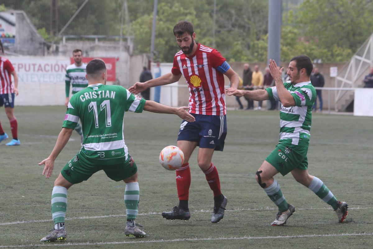 Abel controla un balón ante la oposición de dos futbolistas del Paiosaco.