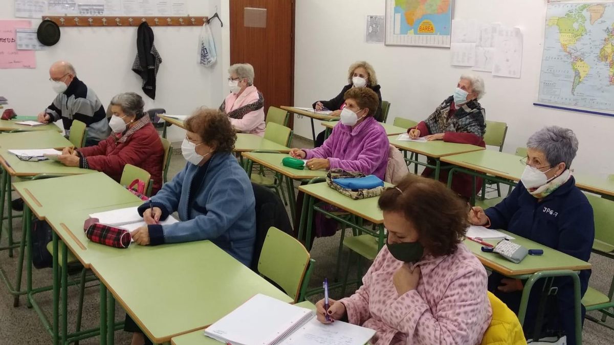 Clase de educación de adultos en el Parque Cruz Conde.