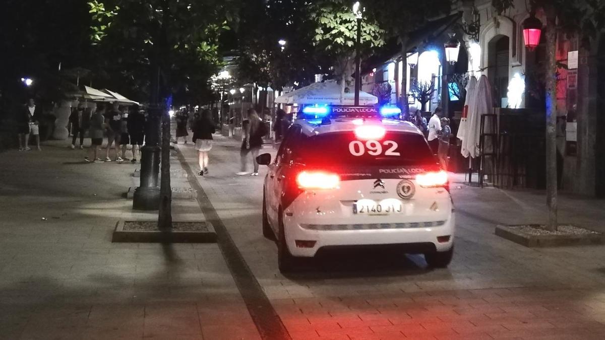 Una patrulla de la Policía Local vigila una de las zonas de marcha en Vigo. Imagen de archivo.