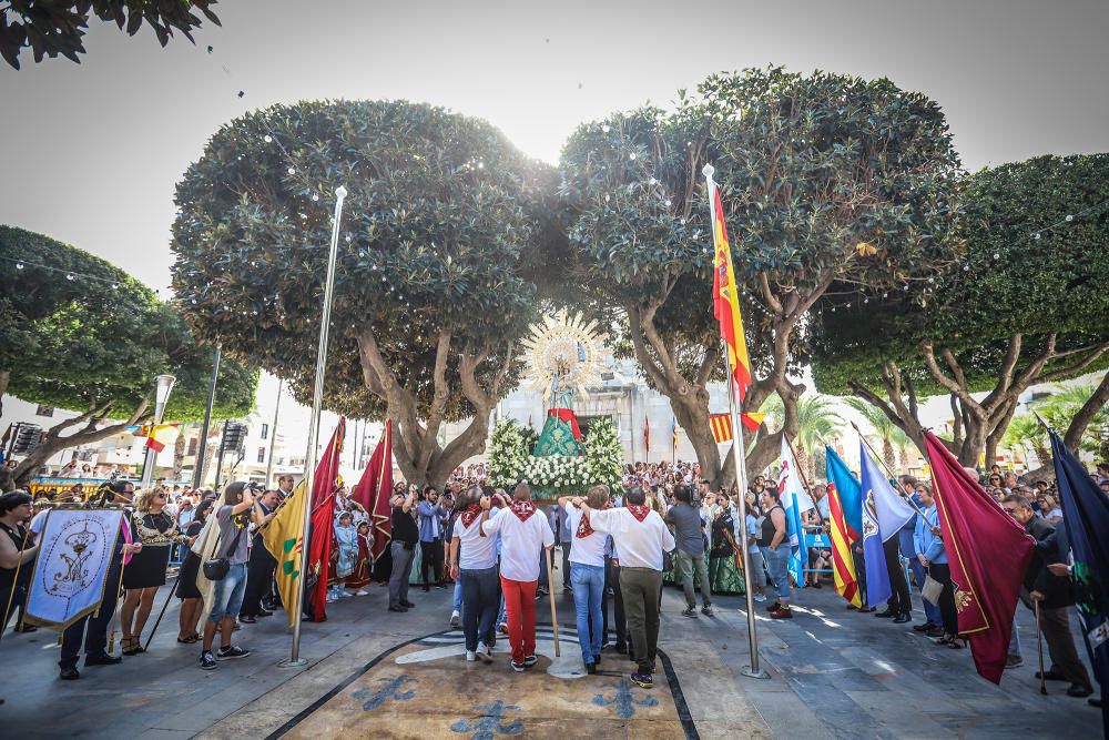 Benejúzar ha acogido el traslado de la patrona desde su santuario y un acto de homenaje a la Señera, en el día de la Comunidad Valenciana