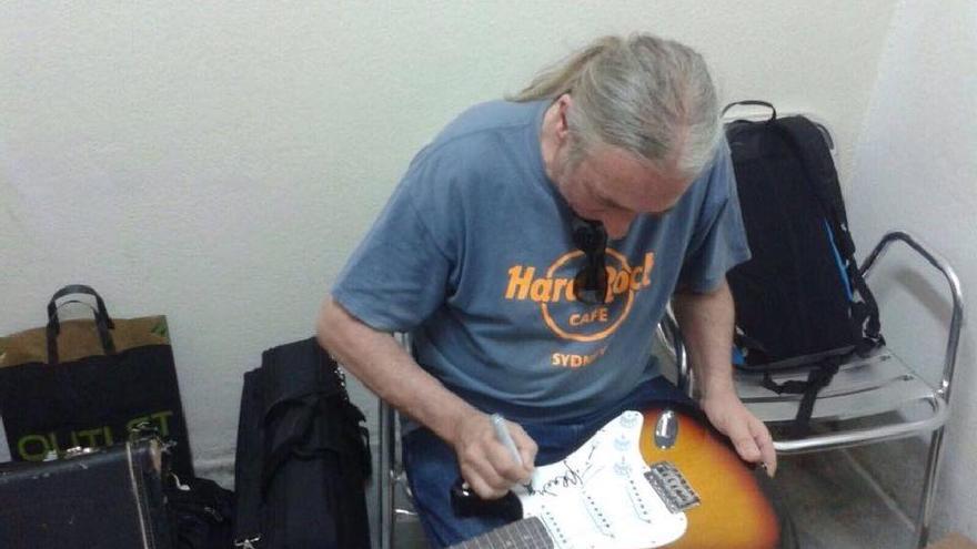 Rosendo firma la guitarra.