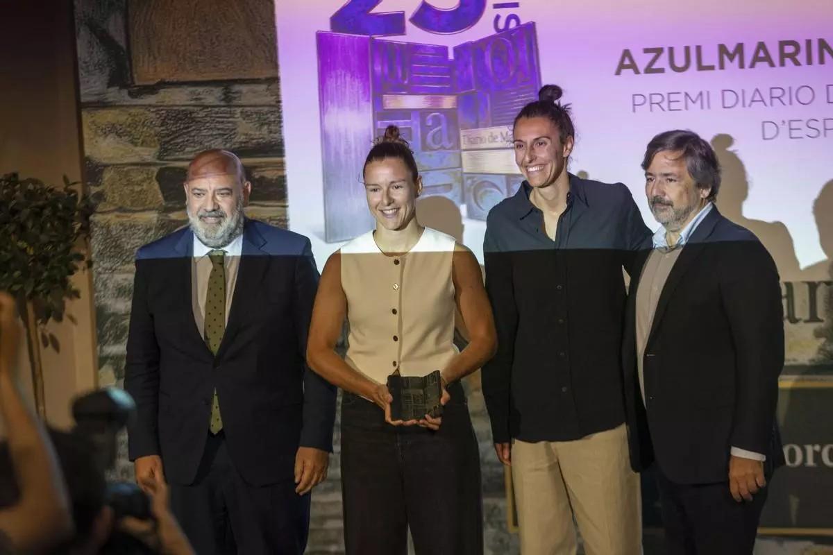 Der Basketballverein Azulmarino Basket Mallorca erhält den Sportpreis der Zeitung „Diario de Mallorca“, der dem Vereinspräsidenten Gabriel Subías, der Spielerin Alba Torrens und der Mannschaftskapitänin María España von Jaime Martínez, dem Bürgermeister von Palma, überreicht wird.