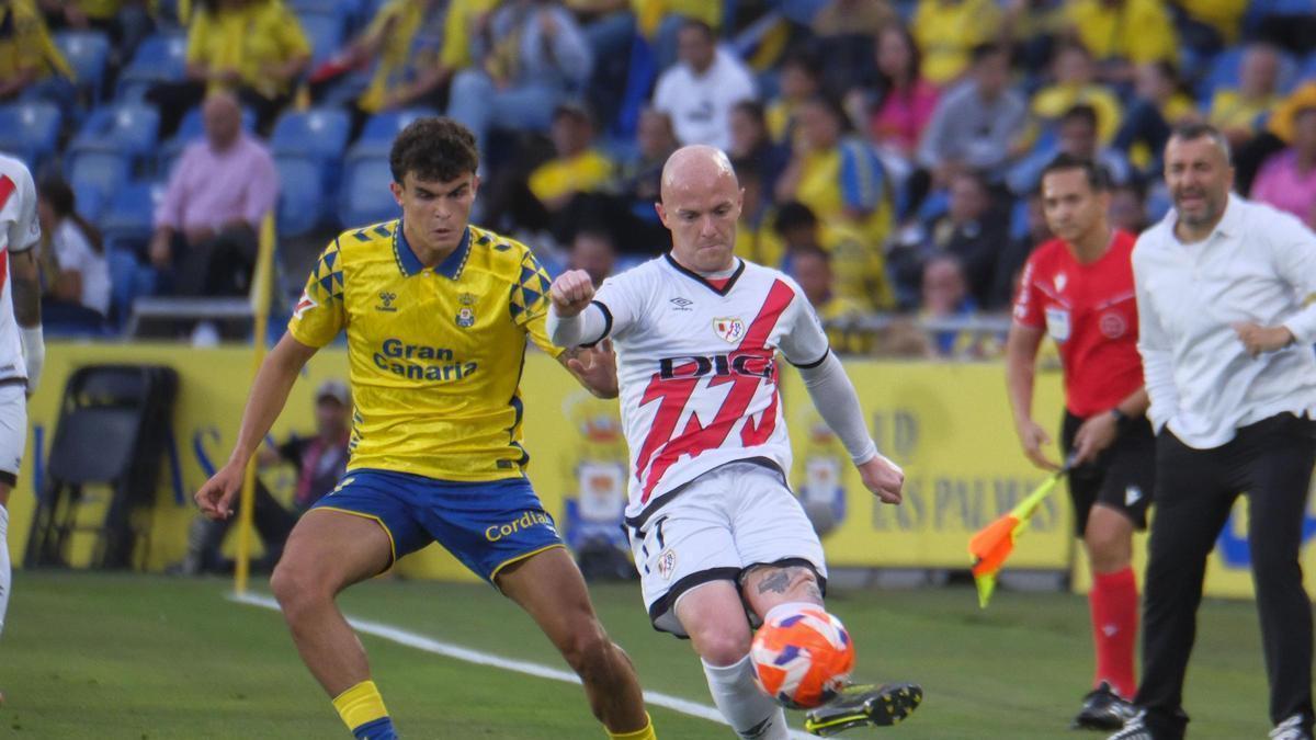 Stefan Bajcetic marca a Isi Palazón, del Rayo Vallecano, en uno partido con la UD Las Palmas.