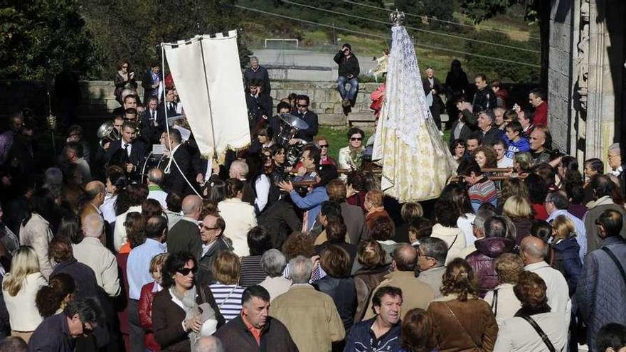 Público asistente a una romería en el santuario de Pastoriza.