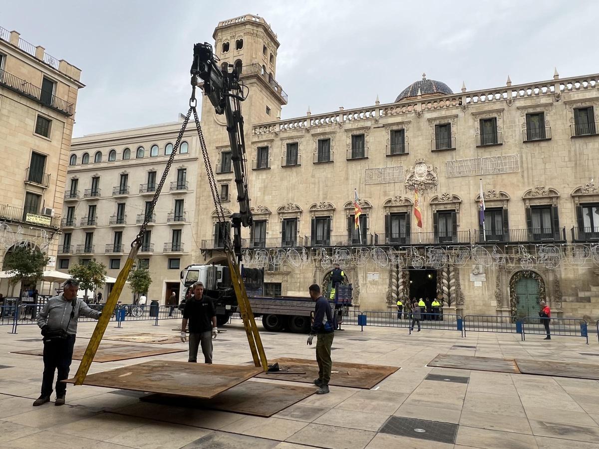 Trabajos previos a la instalación del Belén Gigante en la plaza del Ayuntamiento de Alicante
