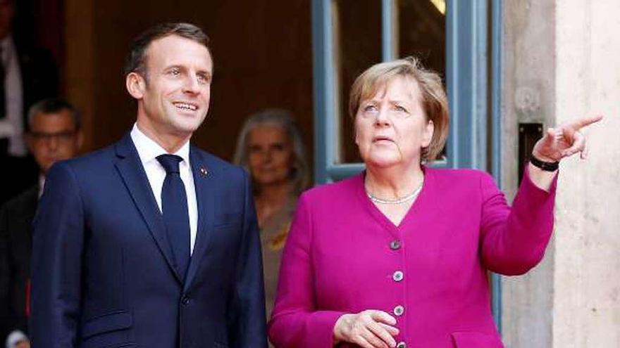 Macron y Merkel durante su cumbre de ayer en Toulouse. // Reuters