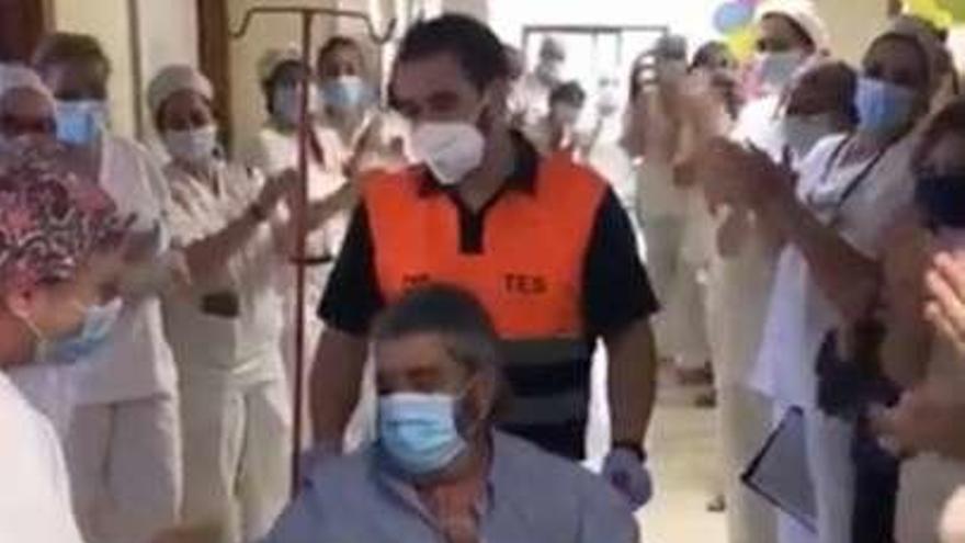 Ramiro Junquera recibe el aplauso de los sanitarios del Hospital de Motril, que grabaron el momento en un vídeo.