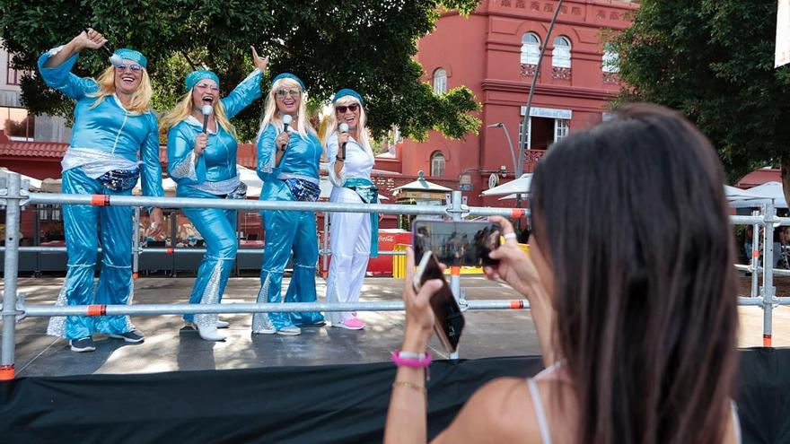 Intento de récord Guinness en Santa Cruz de Tenerife de gente vestida como ABBA