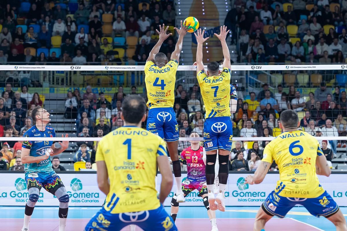Hélder Spencer e Io de Amo saltan para poner un bloqueo en el duelo ante el Perugia.