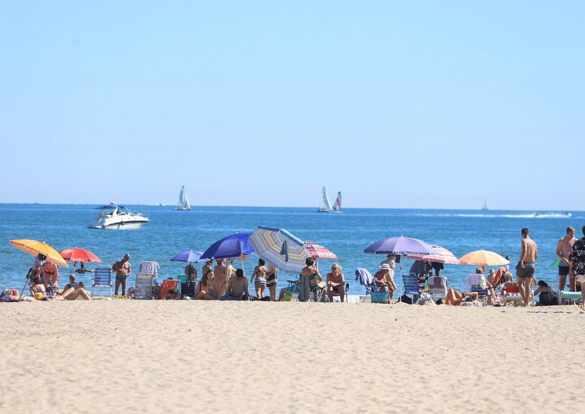 El buen tiempo llena la playa de la Malvarrosa en València El buen tiempo llena la playa de la Malvarrosa en València