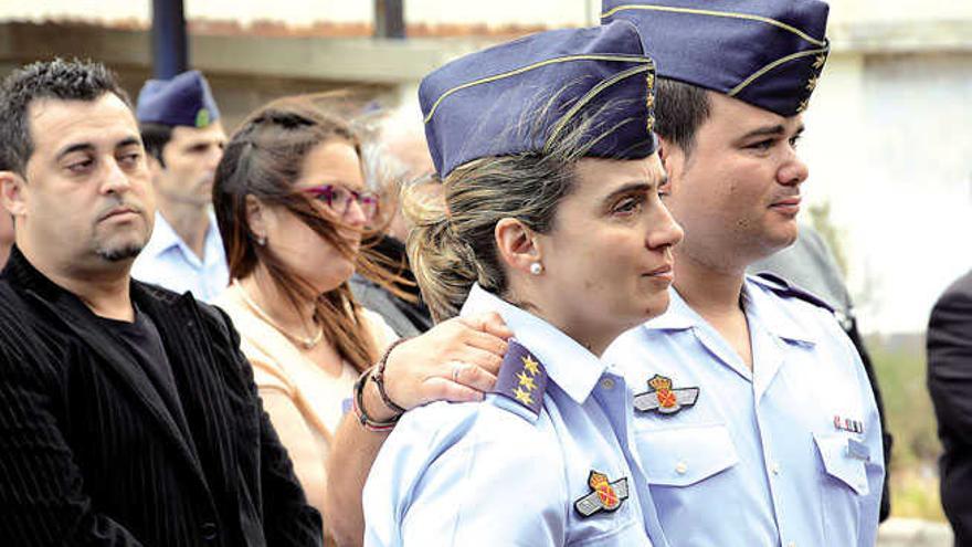 Los familiares, amigos y compañeros de los fallecidos lanzan una rosa al mar en uno de los actos celebrados ayer durante el homenaje.