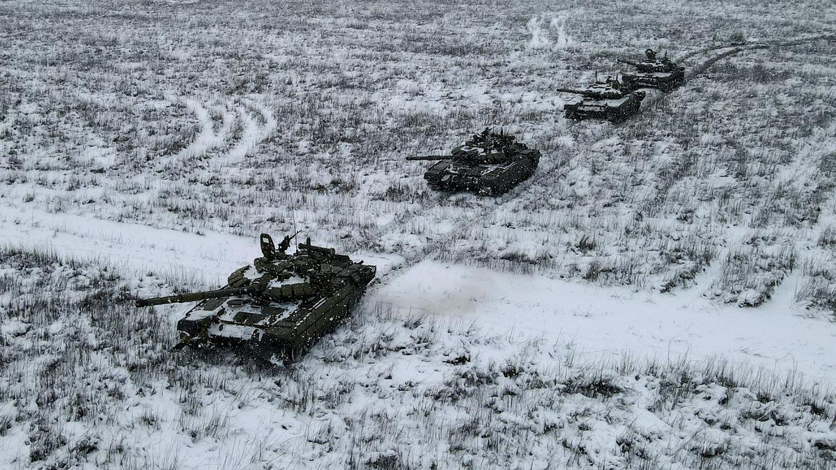 Tanques rusos realizando maniobras militares.