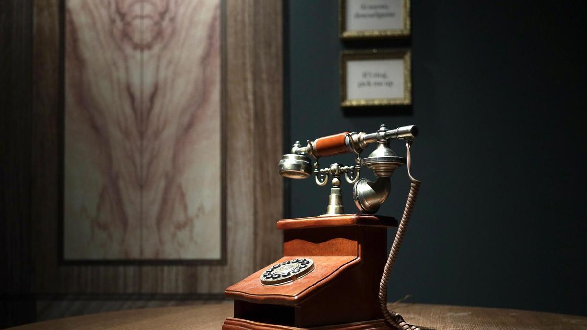 El visitante de la exposición deberá decidir si levanta el auricular o si sigue con su recorrido.