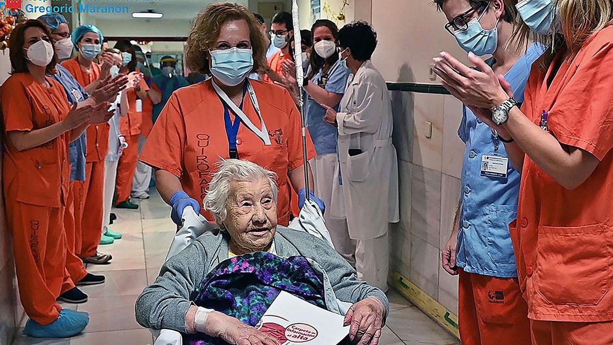 Elena, una superviviente de 104 años. Tras permanecer ingresada 14 días por coronavirus en el Hospital Gregorio Marañón de Madrid, Elena recibió ayer el alta. “Es toda una superviviente, el año pasado superó la gripe A y ahora una neumonía fruto del COVID”, explicaba ayer su médico. Fue despedida entre aplausos y ella agradeció la atención recibida:  “Salud que no falte y que se arregle todo para bien”. | L.O.