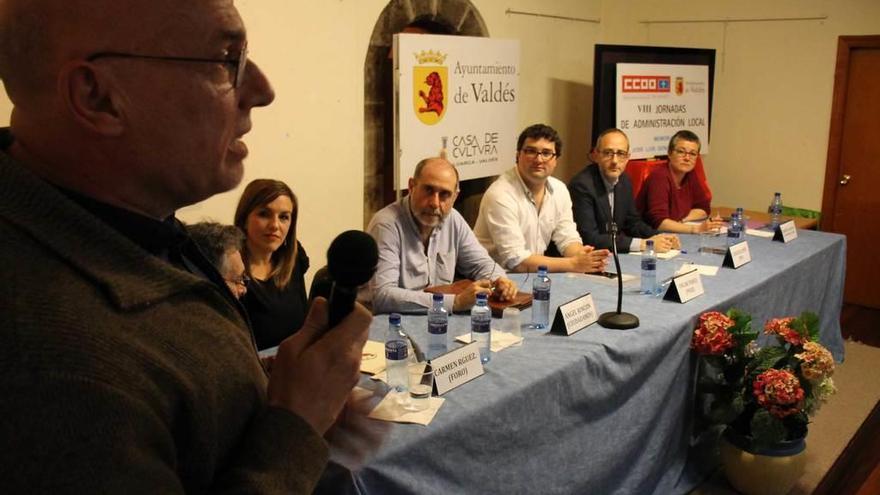 En primer plano, el portavoz de CC OO en el Ayuntamiento de Valdés, Jaime García; en la mesa, por la izquierda, Carmen Rodríguez, Ángel Rincón, Óscar Pérez, Carlos López e Isabel Guardado.