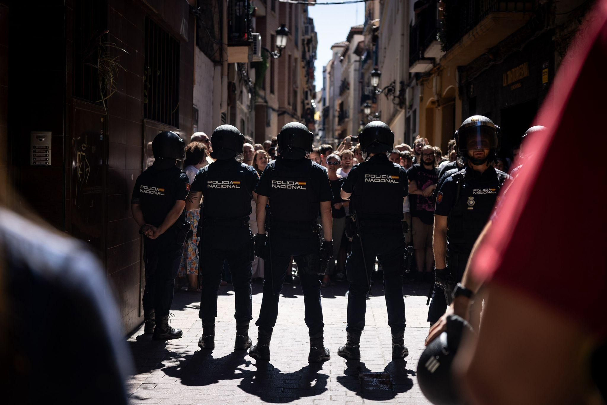 En imágenes |  Zaragoza se moviliza contra el desahucio de Samanta: "Es injusto lo que está pasando"