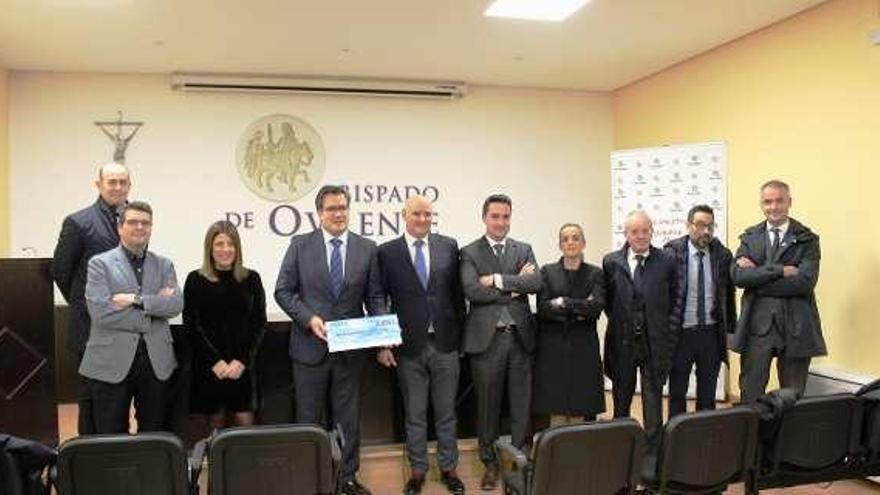 Entrega del talón en el Obispado de Ourense. // FdV