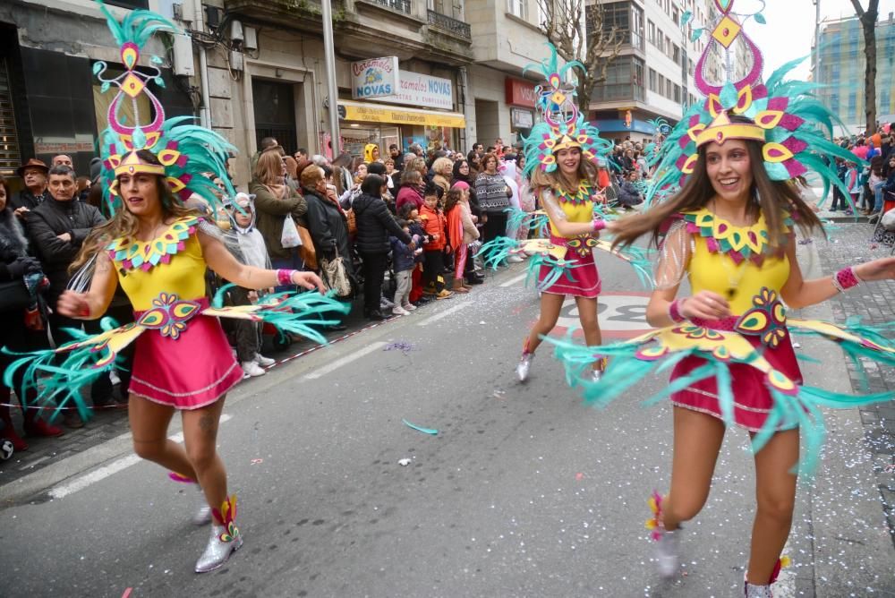 El desfile de comparsas llena las calles de la ciudad de disfraces, colores y buen humor.