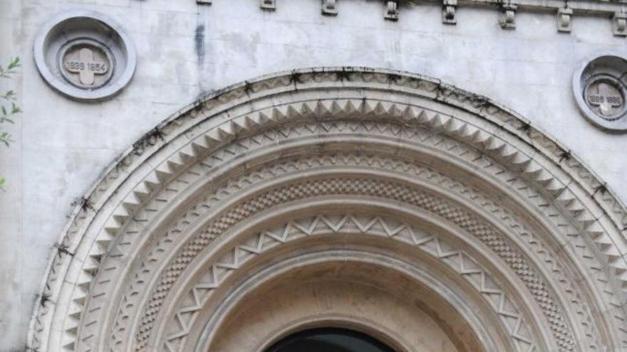 La puerta de acceso a la iglesia de La Felguera instalada recientemente.